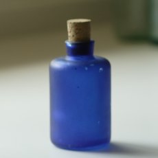 画像5: イギリス ヴィンテージ ブルーガラス瓶  (約高さ9.9cm) (5)