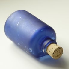 画像1: イギリス ヴィンテージ ブルーガラス瓶  (約高さ9.9cm) (1)