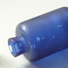 画像8: イギリス ヴィンテージ ブルーガラス瓶  (約高さ9.9cm) (8)