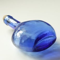 画像3: イギリス ヴィンテージ ブルーガラス瓶  (約高さ14.5cm) (3)