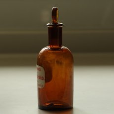 画像3: イギリス 人気のアンバーガラスボトル 英字ラベル ガラスキャップ付き（約高さ15.3cm） (3)
