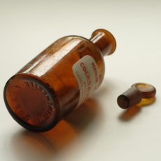 画像6: イギリス 人気のアンバーガラスボトル 英字ラベル ガラスキャップ付き（約高さ15.3cm） (6)