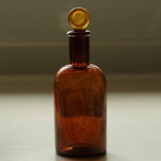 画像4: イギリス 人気のアンバーガラスボトル 英字ラベル ガラスキャップ付き（約高さ15.3cm） (4)