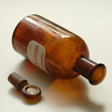 画像5: イギリス 人気のアンバーガラスボトル 英字ラベル ガラスキャップ付き（約高さ15.3cm） (5)