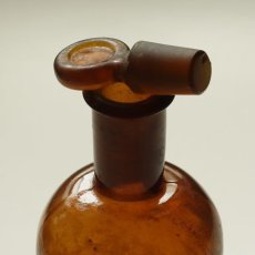 画像7: イギリス 人気のアンバーガラスボトル 英字ラベル ガラスキャップ付き（約高さ15.3cm） (7)