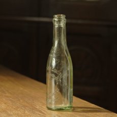 画像2: イギリス アンティーク瓶 THE BOROUGH (高さ約19.8cm) (2)
