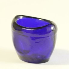 画像1: イギリス 1950s アンティークガラス アイカップ コバルトブルー (1)