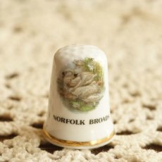 画像1: イギリス NORFOLK BROADS  ザ・ブローズ 白鳥の親子 英国陶製シンブル(指貫) (1)