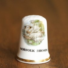 画像2: イギリス NORFOLK BROADS  ザ・ブローズ 白鳥の親子 英国陶製シンブル(指貫) (2)