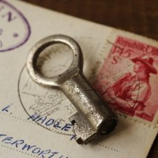 画像1: ドイツ アンティークミニキー 小さな古い鍵 約3.7cm (1)
