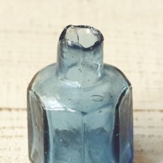 画像4: イギリス アンティークブルーガラス ヴィクトリアンインク瓶 八角形 (約高さ6.0cm) (4)