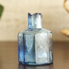 画像3: イギリス アンティークブルーガラス ヴィクトリアンインク瓶 八角形 (約高さ6.0cm) (3)