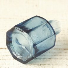 画像5: イギリス アンティークブルーガラス ヴィクトリアンインク瓶 八角形 (約高さ6.0cm) (5)