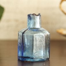 画像1: イギリス アンティークブルーガラス ヴィクトリアンインク瓶 八角形 (約高さ6.0cm) (1)