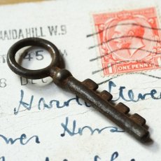 画像1: ドイツ アンティークキー 小さな小さな鍵 ミニミニ 約4.9cm (1)