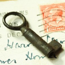 画像1: ドイツ アンティークキー 小さな小さな鍵 ミニミニ 約4.2cm (1)