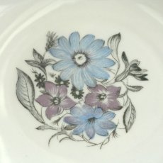 画像2: (在庫0/2)イギリス スージークーパー 愛らしいライラックと青いお花のテーブルプレート (約16.6cm) (2)