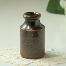 画像2: イギリス 1870-1890年代 アンティーク陶器ボトル (7.6cm) (2)