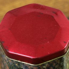 画像6: イギリス アンティーク八角形缶 貴婦人 赤蓋 (6)