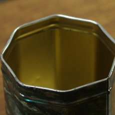 画像7: イギリス アンティーク八角形缶 貴婦人 緑蓋 (7)