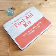 画像1: イギリス アンティーク First Aid Kit 大きな救急缶 約18.7cmX25.0cm (1)