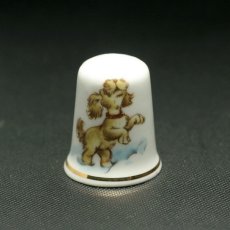 画像2: イギリス 嬉しそうにはしゃいでる犬 英国陶製シンブル(指貫) (2)