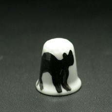 画像2: イギリス 黒猫 英国陶製シンブル(指貫) (2)