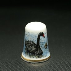 画像2: イギリス  英国陶製シンブル(指貫)親子の黒鳥　BLACK SWAN  (2)