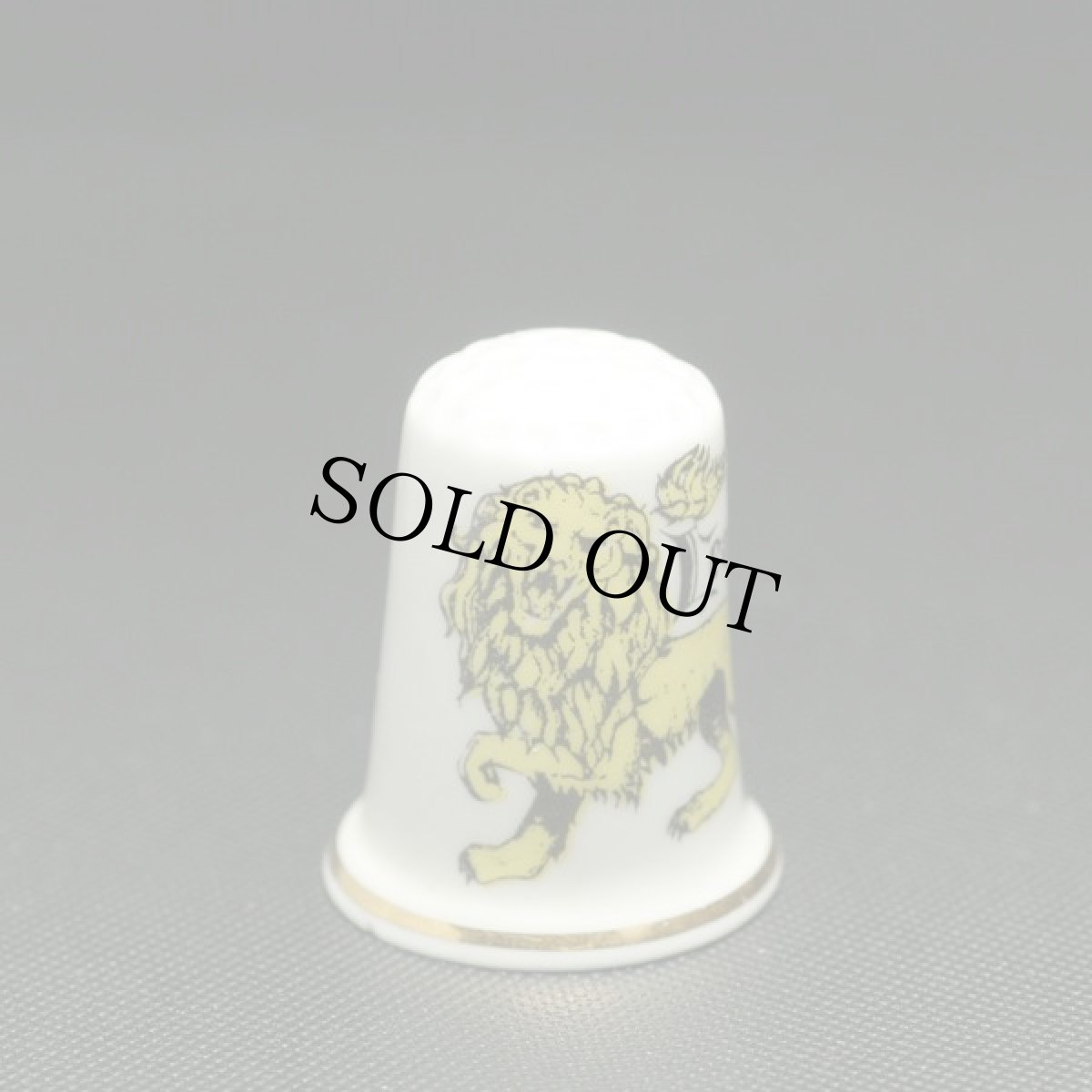 画像2: イギリス  英国陶製シンブル(指貫)ライオン (2)