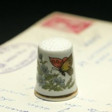 画像1: イギリス  英国陶製シンブル(指貫)黄色い蝶とブルーの花々 (1)