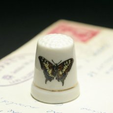 画像1: イギリス  英国陶製シンブル(指貫)羽模様が繊細な蝶 (1)