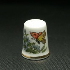 画像2: イギリス  英国陶製シンブル(指貫)黄色い蝶とブルーの花々 (2)