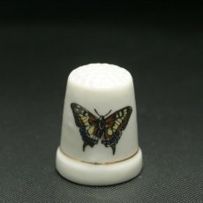 画像2: イギリス  英国陶製シンブル(指貫)羽模様が繊細な蝶 (2)