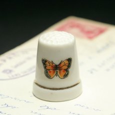 画像1: イギリス  英国陶製シンブル(指貫)オレンジの蝶 (1)
