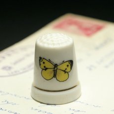 画像1: イギリス  英国陶製シンブル(指貫)黄色い蝶 (1)