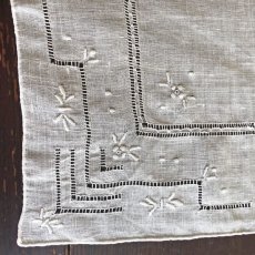 画像3: 〈西ヨーロッパ〉ポルトガルマデイラ諸島のビンテージホワイトリネンハンカチーフ ドロンワーク手刺繍 (3)