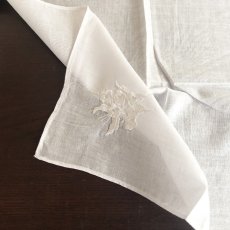 画像6: 〈西ヨーロッパ〉マデイラのビンテージホワイトコットンハンカチ フラワー刺繍 (6)