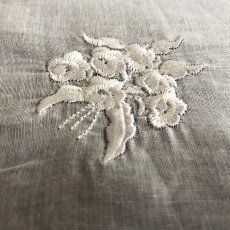 画像4: 〈西ヨーロッパ〉マデイラのビンテージホワイトコットンハンカチ フラワー刺繍 (4)