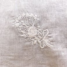 画像4: 〈西ヨーロッパ〉マデイラのビンテージホワイトコットンハンカチ 花束刺繍 (4)