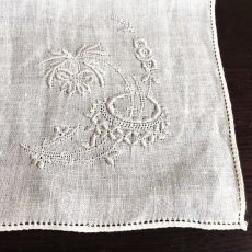 画像4: 〈西ヨーロッパ〉マデイラのビンテージホワイトリネンハンカチ 繊細な花刺繍 (4)