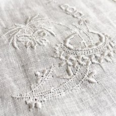 画像6: 〈西ヨーロッパ〉マデイラのビンテージホワイトリネンハンカチ 繊細な花刺繍 (6)