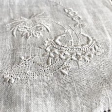 画像5: 〈西ヨーロッパ〉マデイラのビンテージホワイトリネンハンカチ 繊細な花刺繍 (5)