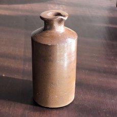画像1: イギリス 1870-1890年代 アンティーク陶器ボトル (11.3cm) (1)