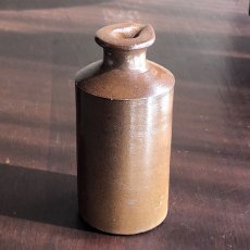 画像2: イギリス 1870-1890年代 アンティーク陶器ボトル (11.3cm) (2)