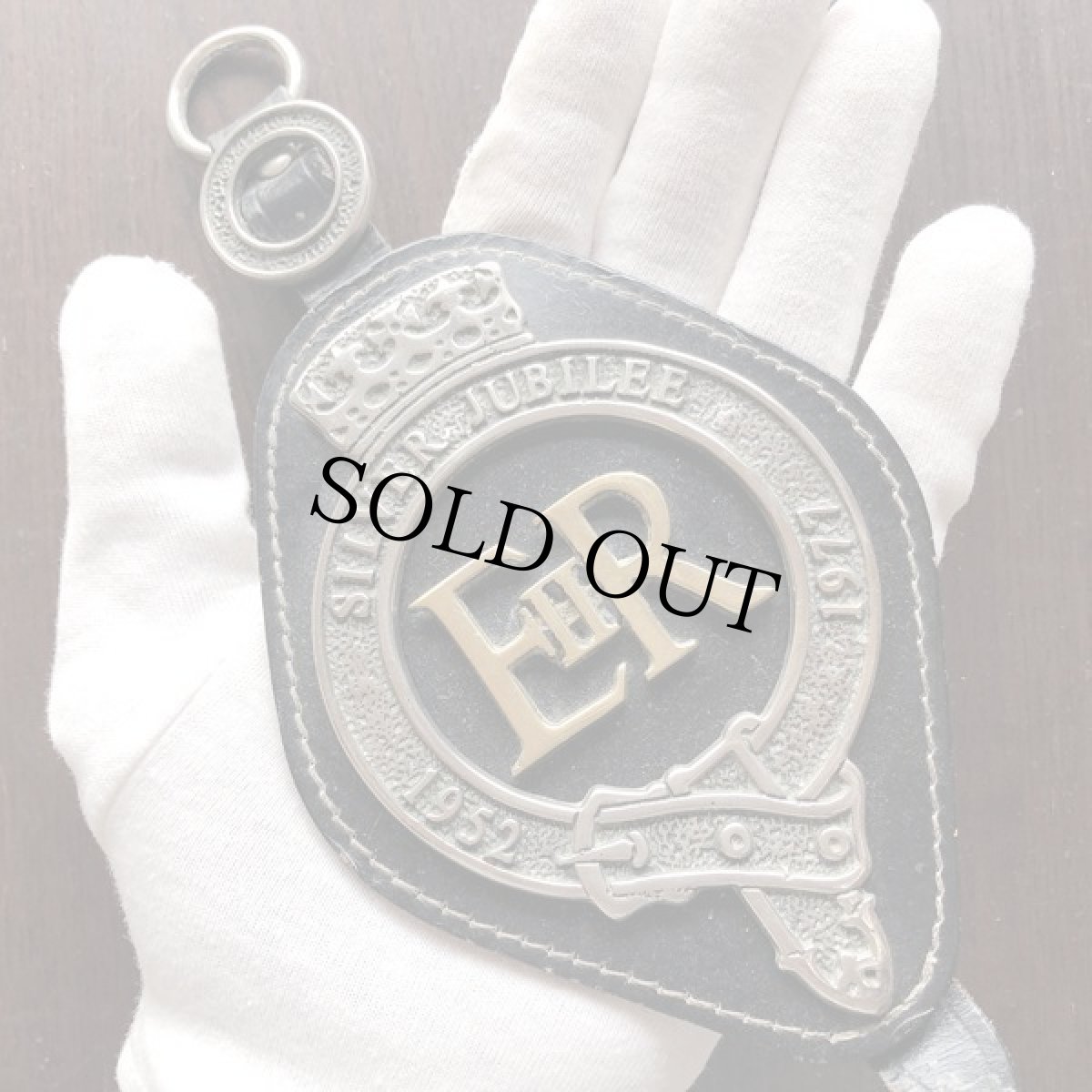 画像7: イギリス 1977年 ERII エリザベス2世 女王の即位25年祝典 SILVER JUBILEE 馬具飾り ホースブラス 革ベルト付き (7)