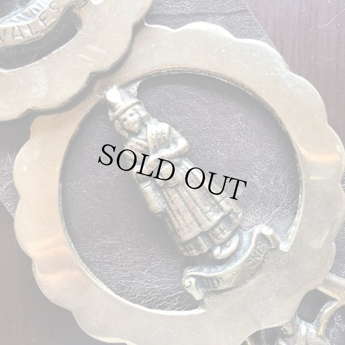 画像4: イギリス アンティーク真鍮 馬具飾り3個（ホースブラス）と革ベルト付きセット (4)