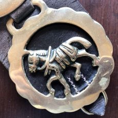 画像6: イギリス アンティーク真鍮 馬具飾り3個（ホースブラス）と革ベルト付きセット (6)