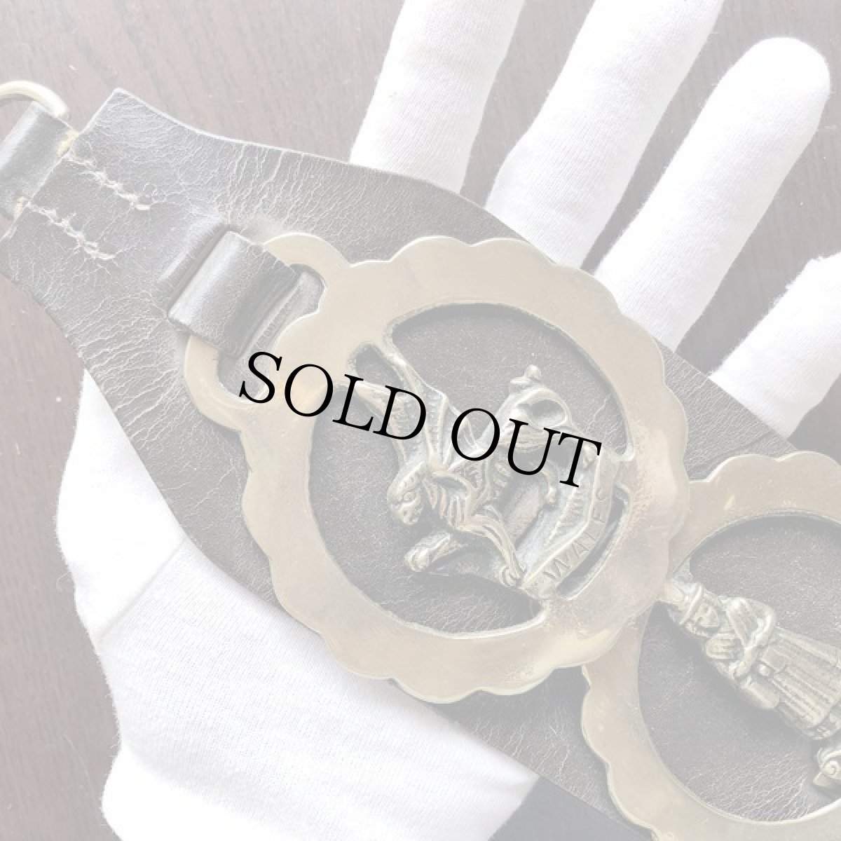 画像8: イギリス アンティーク真鍮 馬具飾り3個（ホースブラス）と革ベルト付きセット (8)