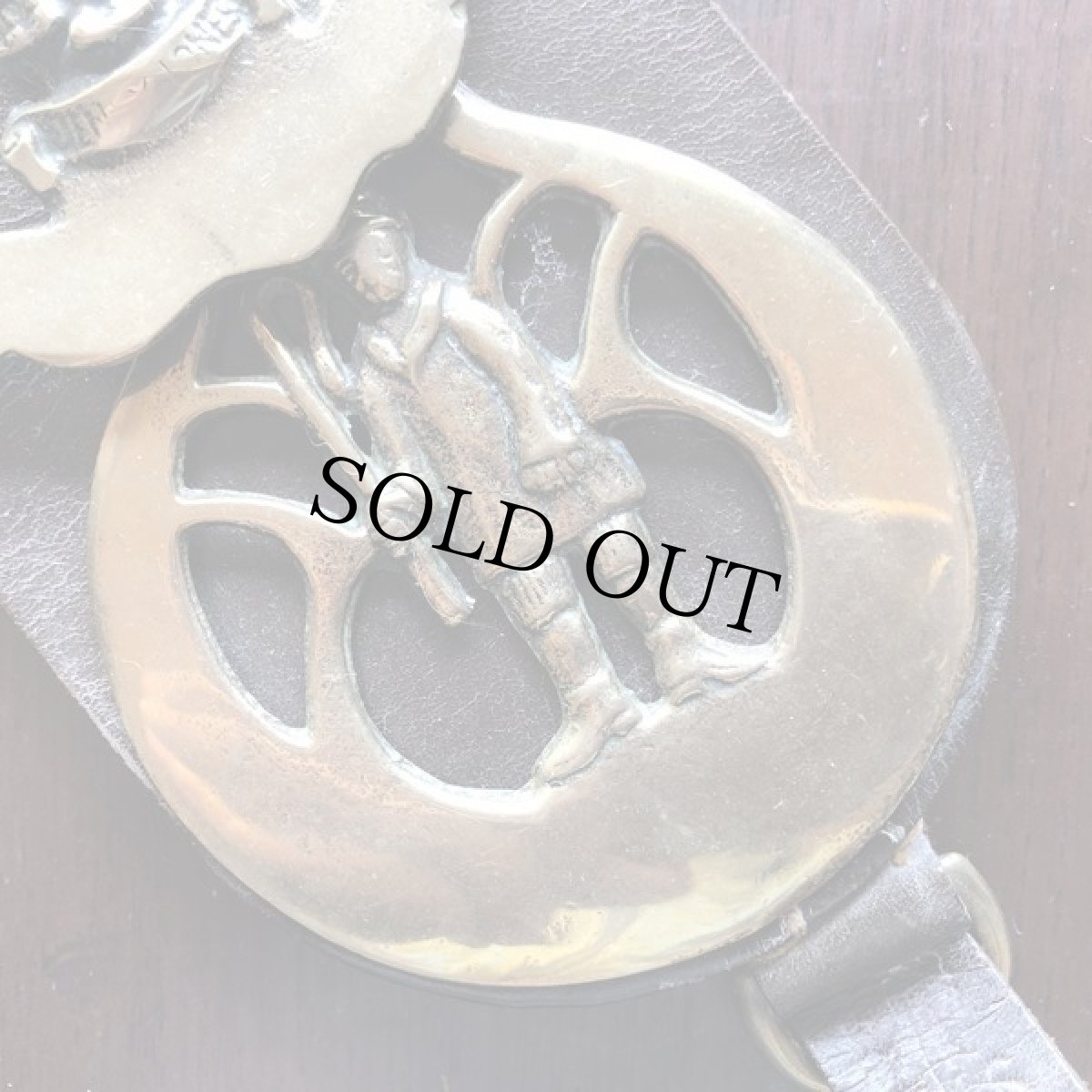 画像5: イギリス アンティーク真鍮 馬具飾り3個（ホースブラス）と革ベルト付きセット (5)