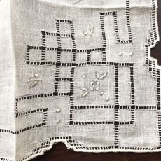 画像7: 〈西ヨーロッパ〉デットストック手刺繍　マデイラのビンテージピュアリネンハンカチ 繊細なドロンワーク刺繍 花刺繍 (7)